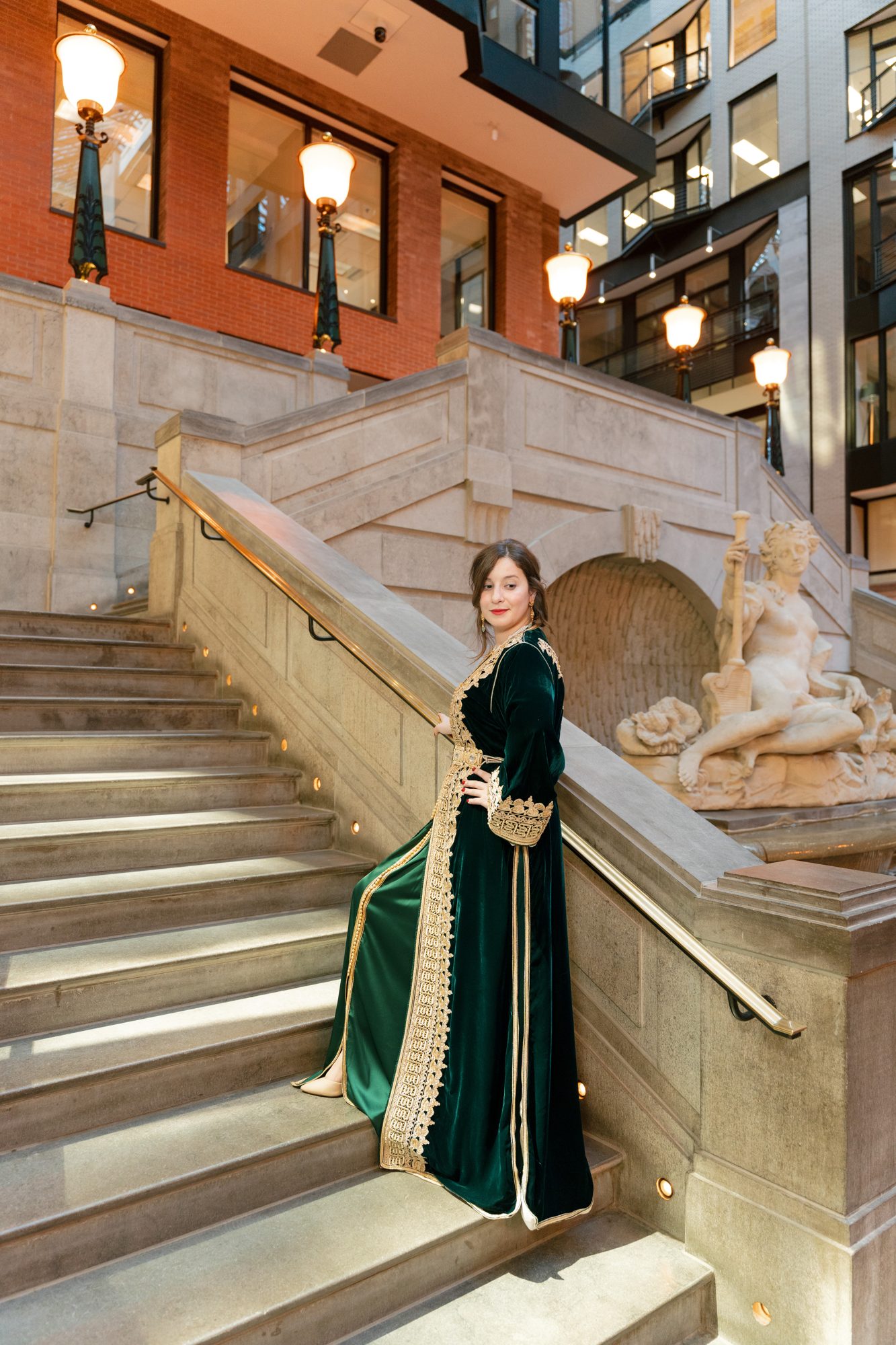 Vert Royal dans l'escalier, près de la statue