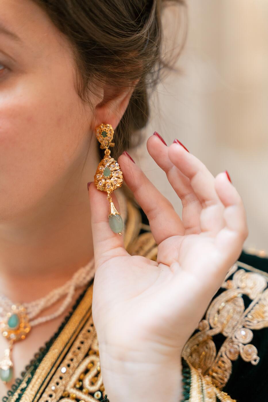 Boucle d'oreille or à goutte de jade, caftan Bronze