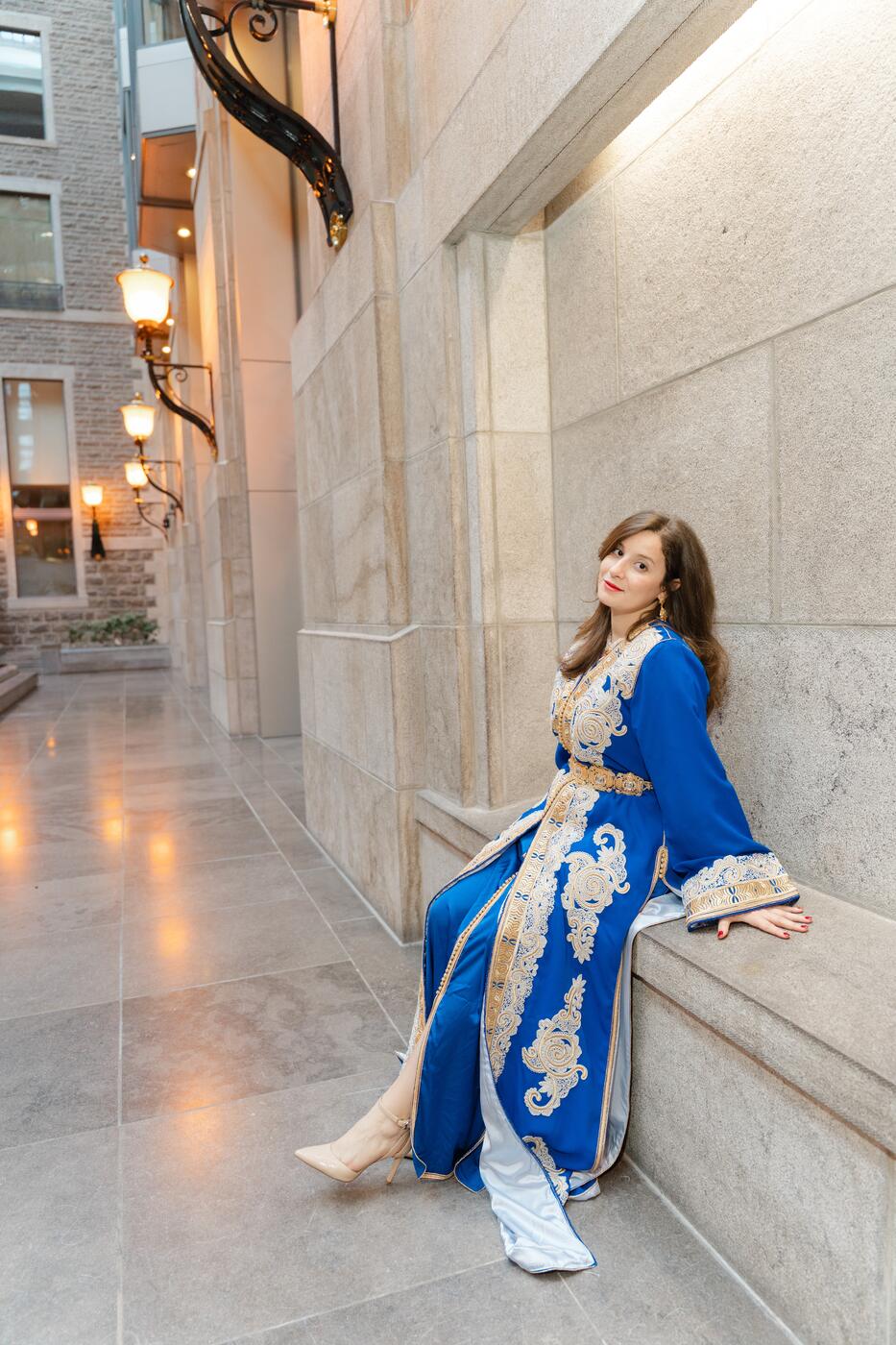 Bleu Roi, assise contre le marbre
