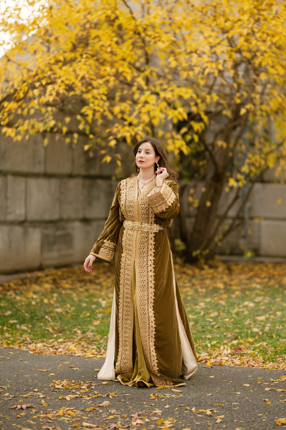 Caftan de velours bronze sous un arbre aux feuilles jaunes