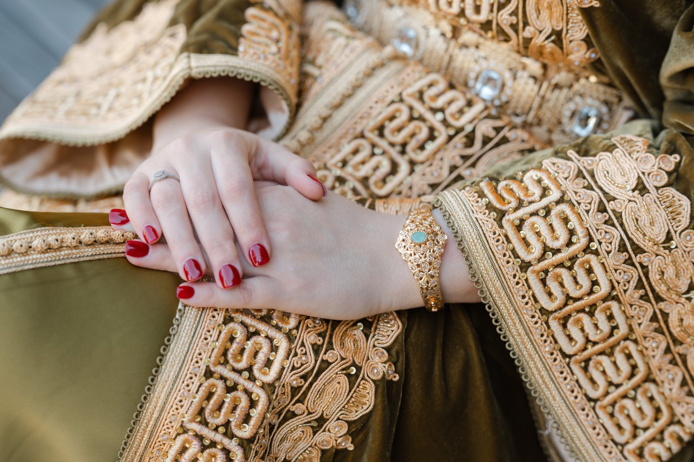 Mains, manchette en filigrane et broderie d'or