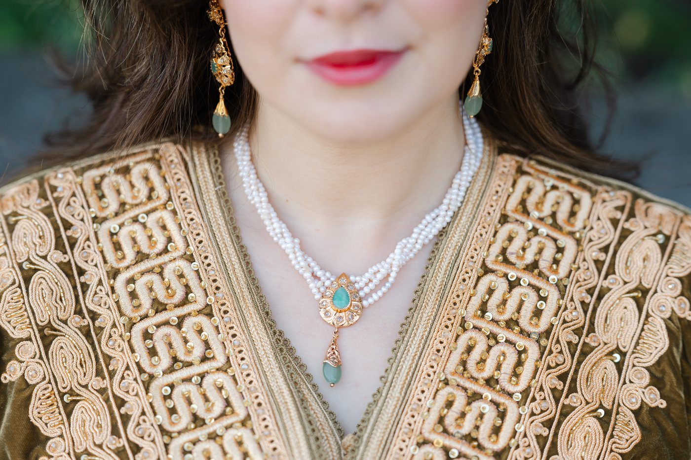 Collier perles et jade porté avec le caftan Bronze